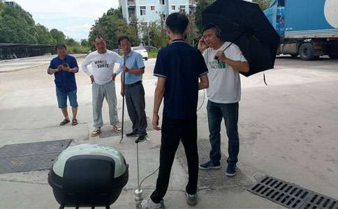 技术人员在与客户沟通电缆故障点测试的相关事宜